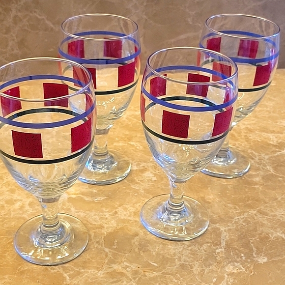 Set of 4 Goblet-style Drinking Glasses - Picture 5 of 15
